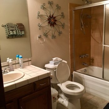 Snowflower Vacation - Master bedroom bathroom - Vacation Rentals Near Me - Mammoth Lakes, California Snowflower Vacation - Master bedroom bathroom - Vacation Rentals Near Me - Mammoth Lakes, California