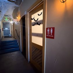 Jefferson Park Pub - Hallway to the restroom