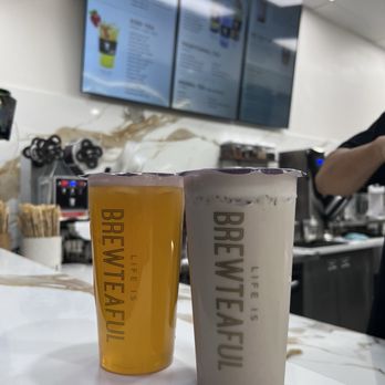 Brew Tea Bar - Lychee peachy green tea, less ice, large size Smokey oolong milk tea, less ice, large size - Desserts Near Me - Las Vegas, Nevada
