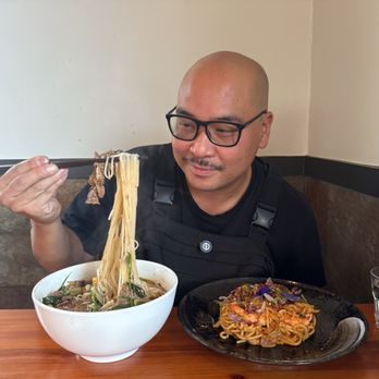 Me Va Con Vietnamese Kitchen - Shaking Spicy Shaken Beef Pho & Tom-Yum Pasta - Vietnamese Near Me - Oakland, California Me Va Con Vietnamese Kitchen - Shaking Spicy Shaken Beef Pho & Tom-Yum Pasta - Vietnamese Near Me - Oakland, California