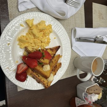 Earharts - Breakfast buffet, so happy they had French toast - Sports Bars Near Me - Oakland, California
