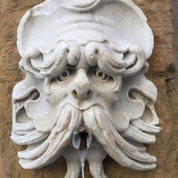 Fontana dello Sprone - Il mascherone della Fontana dello Sprone osserva minaccioso - Local Flavor Near Me - Florence, FI