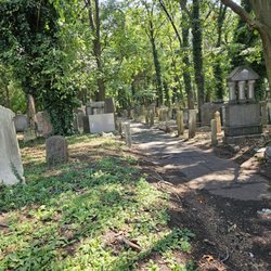 Bayside Cemtry - Dilapidated and derelict graves