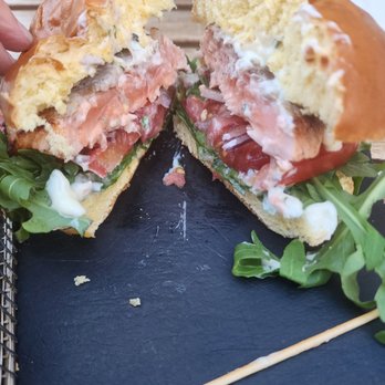 Tapas 129 - Salmon burger - Cafes Near Me - Lisbon, 11