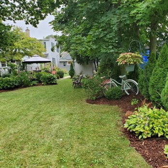 Lilly Pad - Yard - Guest Houses Near Me - Cedarburg, Wisconsin