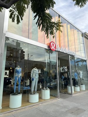 lululemon by null