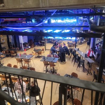 Earls Kitchen + Bar - Cocktail Bars Near Me - Denver, Colorado
