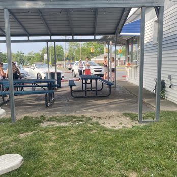 Custard Corner - Seating - Ice Cream & Frozen Yogurt Near Me - Waterford, Michigan