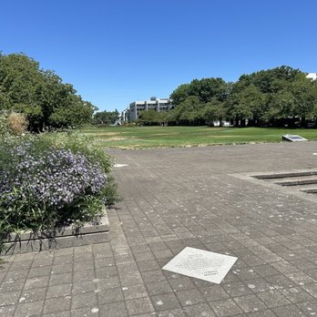 Oregon State Capitol - The Mall. - Landmarks & Historical Buildings Near Me - Salem, Oregon