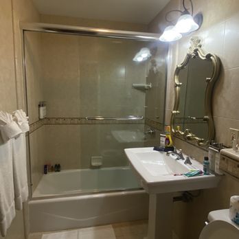 The Eagle Inn - Clean bathroom - Hotels Near Me - Santa Barbara, California