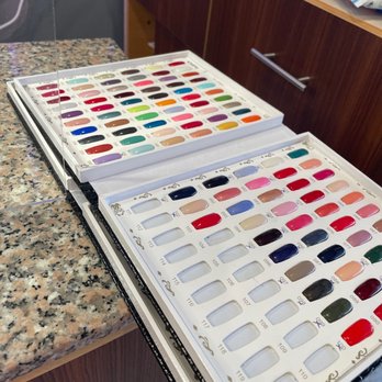 La Luna Nail Spa - Picking colors! - Nail Salons Near Me - Murfreesboro, Tennessee