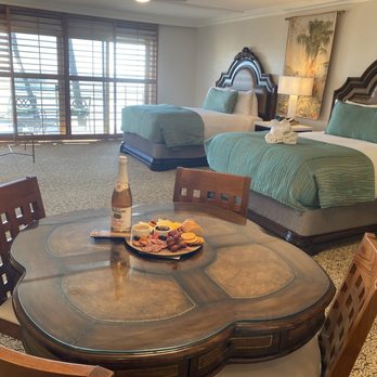 Pacific Terrace Hotel - Room with two queen beds and jacuzzi tub! - San Diego, CA