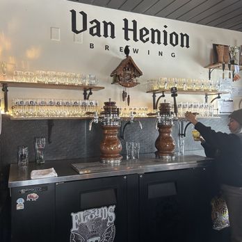 Van Henion Brewing - Beer Bar Near Me - Bend, Oregon