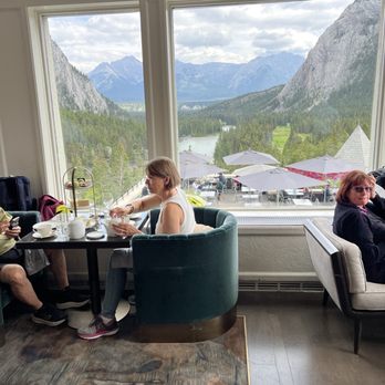 Rundle Bar - View - Lounges Near Me - Banff, Alberta Rundle Bar - View - Lounges Near Me - Banff, Alberta