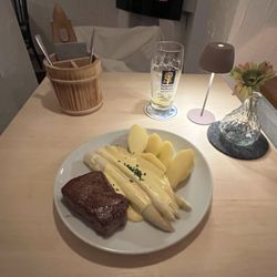 Restaurant Wolfs Stuben - Das Essen war ausgesprochen gut und das nächste Helle schon unterwegs