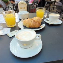 Adorocafe - Frühstück mit Croissant, Cappuccino oder Espresso und Saft.