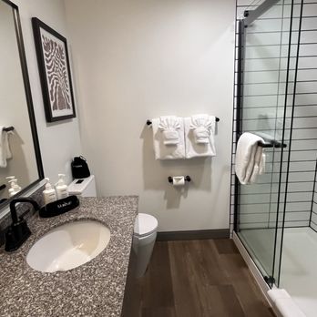 Rayland Hotel - 1 King Bed bathroom - Hotels Near Me - The Dalles, Oregon Rayland Hotel - 1 King Bed bathroom - Hotels Near Me - The Dalles, Oregon