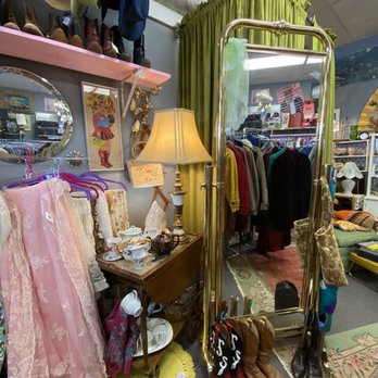 Pack’d House Vintage - Mirror and Dressing Room - Used, Vintage & Consignment Near Me - Riverwoods, Illinois