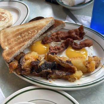 Chef Darrell’s Mountain Diner - American Near Me - Blue Mountain Lake, New York