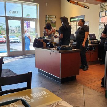 Wingstop - Customer complaining on cold chicken with manager - Chicken Wings Near Me - Kissimmee, Florida