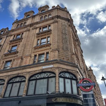Harrods - The recognizable facade - Department Stores Near Me - London, XGL