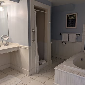 Steamboat Inn - Bathroom - Bed & Breakfast Near Me - Mystic, Connecticut