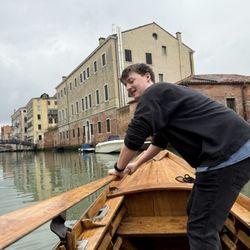 Row Venice - Handling the oar in a batela is the reverse of most others but not difficult (with help guiding)