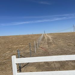 Desert Industrial Fence - Bob wire and 2 support posts