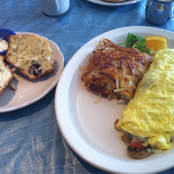 Moke's Bread & Breakfast - Blueberry muffin of the day with hash browns and veggie omlette - Breakfast & Brunch Near Me - Kailua, Hawaii
