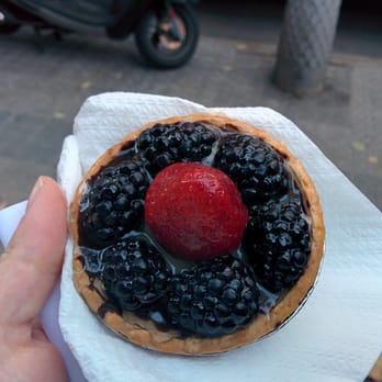 Mendieta - Lo dicho...¡Pq yo lo valgo!  Pastelitos de frutas a 2€. Mmmm - Bakeries Near Me - Barcelona, B