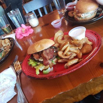 La Conner Brewing - Black and blue burger - Breweries Near Me - La Conner, Washington