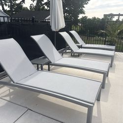 4 chaise loungers