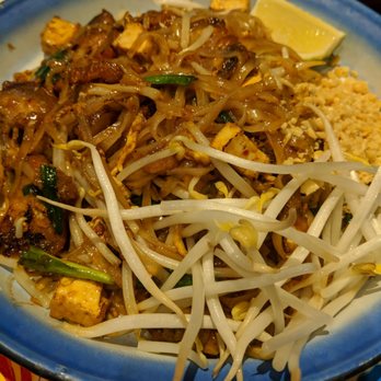 Si Lom Thai Bistro - Pad Thai moo krob - Thai Near Me - Toronto, Ontario Si Lom Thai Bistro - Pad Thai moo krob - Thai Near Me - Toronto, Ontario