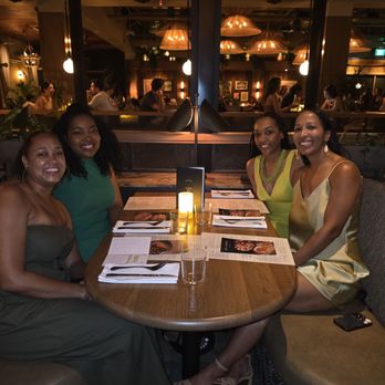 Earls Kitchen + Bar - Cocktail Bars Near Me - Honolulu, Hawaii Earls Kitchen + Bar - Cocktail Bars Near Me - Honolulu, Hawaii