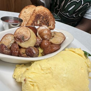 Toast Gretna - Spinach omelette with potatoes - Breakfast & Brunch Near Me - Gretna, Louisiana Toast Gretna - Spinach omelette with potatoes - Breakfast & Brunch Near Me - Gretna, Louisiana