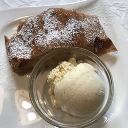 Weinhaus Happ - Strudel + vanilla ice cream