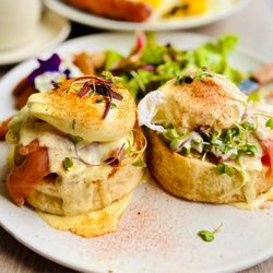Peacock Pansy - @eat_with_lily (food IG & tiktok) Smoked Salmon Benedict