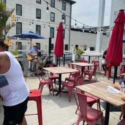 Barefoot Bar and Restaurant - Outdoor live music