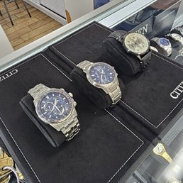 I bought the middle one! Such a beautiful watch! I bought the middle one! Such a beautiful watch!