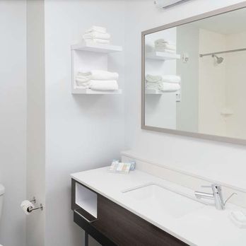 Hampton Inn Dunedin - Guest room bath - Hotels Near Me - Dunedin, Florida