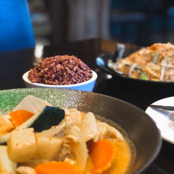 Thai Amarin - Main course: spicy pad Thai w shrimp and yellow curry with chicken - Thai Near Me - Newton Corner, Massachusetts