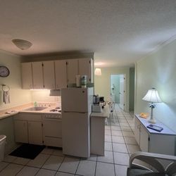 Traders Inn Beach Club - Kitchen and living room