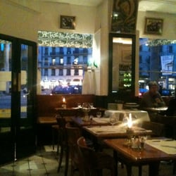 Café Léo - Inside - dark
