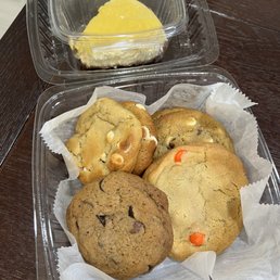 Lemon cheesecake, banana chocolate cookies, double chocolate cookies, expresso and m&m's cookies