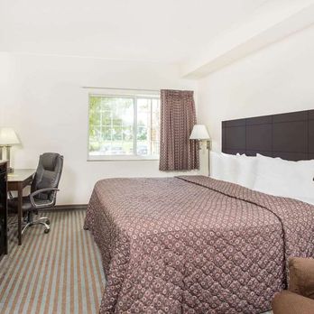 Super 8 by Wyndham Cedar Falls - Guest room - Hotels Near Me - Cedar Falls, Iowa Super 8 by Wyndham Cedar Falls - Guest room - Hotels Near Me - Cedar Falls, Iowa