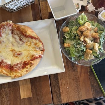 Giuseppe's Bar & Grille - Cheese pizza and salad - Italian Near Me - Henderson, Nevada