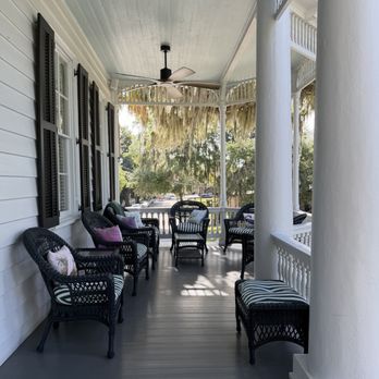 Cuthbert House - Outdoor porch - Hotels Near Me - Beaufort, South Carolina
