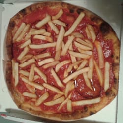 Pizzevia - base rossa con salame piccante e patatine fritte