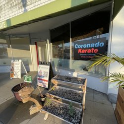 Back2Play-Coronado Chiropractor - Curbside view