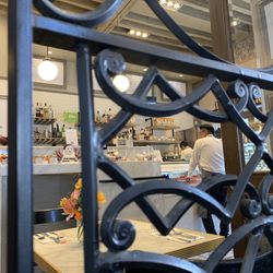 Maison Kayser - View from outside into the restaurant/coffee-pastry shop